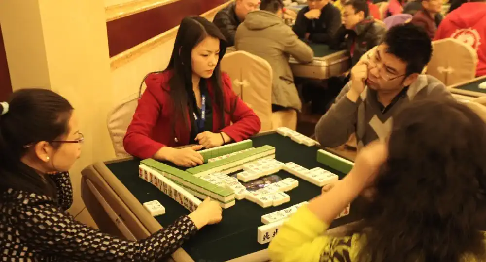 Menschen, die traditionelles Mahjong spielen
